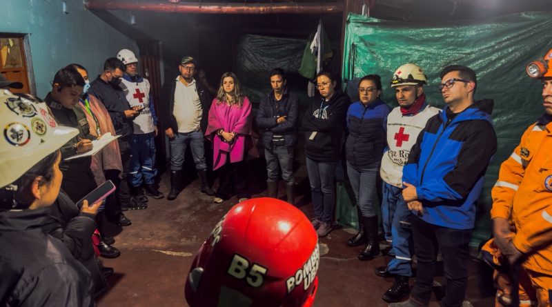Equipo de rescatistas planeando la extracción de los mineros de Sutatausa
