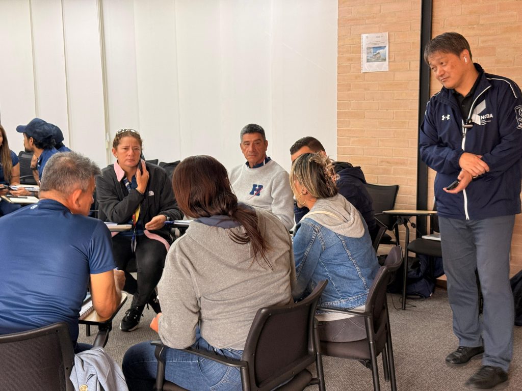 Deportistas en mesa de trabajo