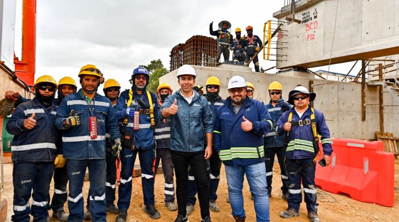 Gobernador de Cundinarca con funcionarios de Regiotram