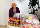 370 adultos mayores y personas con discapacidad reciben atención domiciliaria Adulta mayor recibiendo mercado como ayuda de la alcaldía de Chía