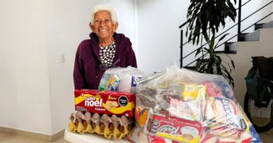 370 adultos mayores y personas con discapacidad reciben atención domiciliaria Adulta mayor recibiendo mercado como ayuda de la alcaldía de Chía