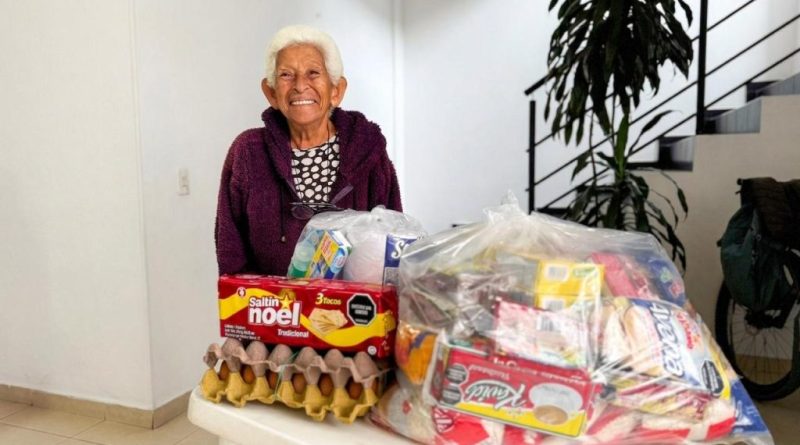Adulta mayor recibiendo mercado como ayuda de la alcaldía de Chía