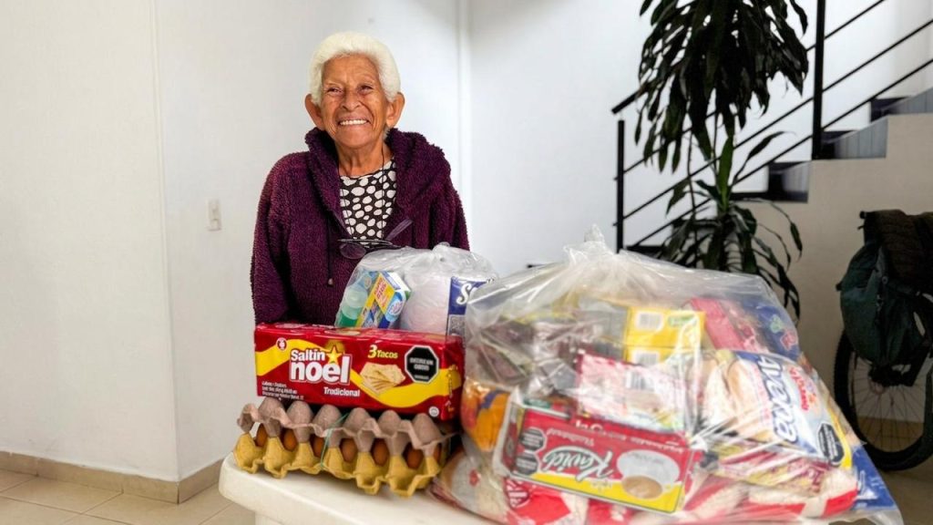 Adulta mayor recibiendo mercado como ayuda de la alcaldía de Chía