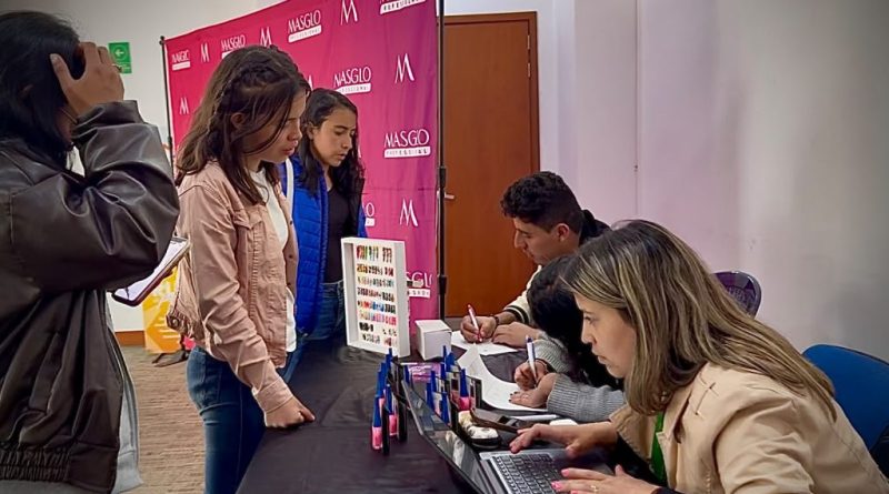 Mujeres que se inscriben a curso de Masglo