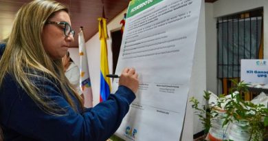 CAR supera los 1.900 acuerdos de conservación para transformar el campo de Cundinamarca CAR en la firma de la Conservación para transformar el campo