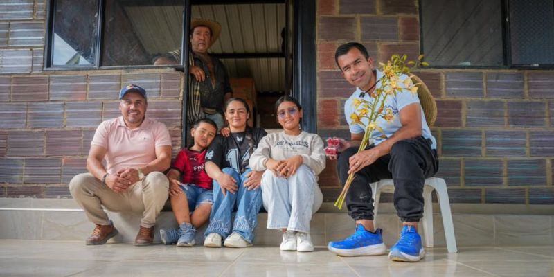 Gobernador con habitantes de JAC de Pandí en Cundinamarca