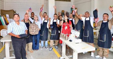 Girardot estrena Unidad Productiva de Confección para impulsar resocialización de personas privadas de la libertad Equipo de personas presas de la libertad confeccionando ropa en Cundinamarca