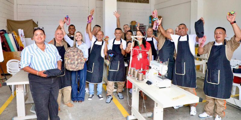 Equipo de personas presas de la libertad confeccionando ropa en Cundinamarca