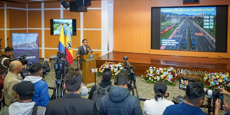 Presentación en salón de Gobernadores en Regio Tram