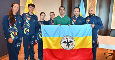 Gobernador Jorge Rey entrega la bandera de Cundinamarca a los deportistas que representarán al departamento en los Juegos Centroamericanos y del Caribe 2026 Grupo de deportistas con el Gobernador de Cundinamarca