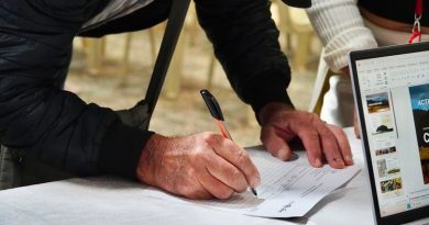 Gente firmando documento