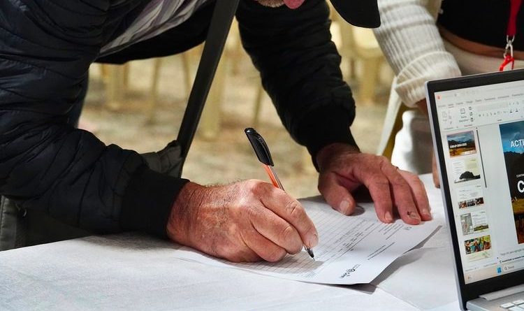 Gente firmando documento