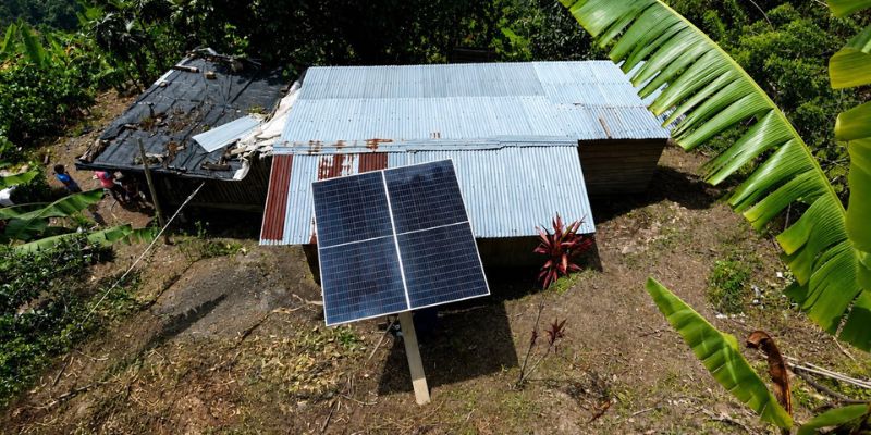 Vivienda rural con instalación de paeles solares, lo que le permite tener luz por primera vez