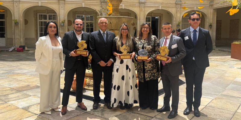 Cundinamarca recibe dos Galardones Nacionales de Alta Gerencia y una Mención de Honor por experiencias de gestión pública Grupo de galardonados por el nuevo presidente