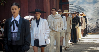 Mujeres desfilando ropa hecha por artesanos Cundinamarqueses
