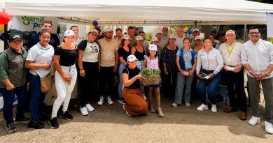 Equipos de la Gobernación entregando elementos a emprendedores ambientales