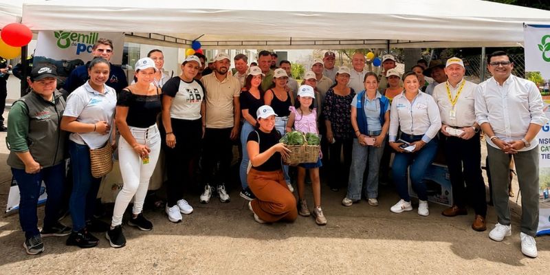 Equipos de la Gobernación entregando elementos a emprendedores ambientales