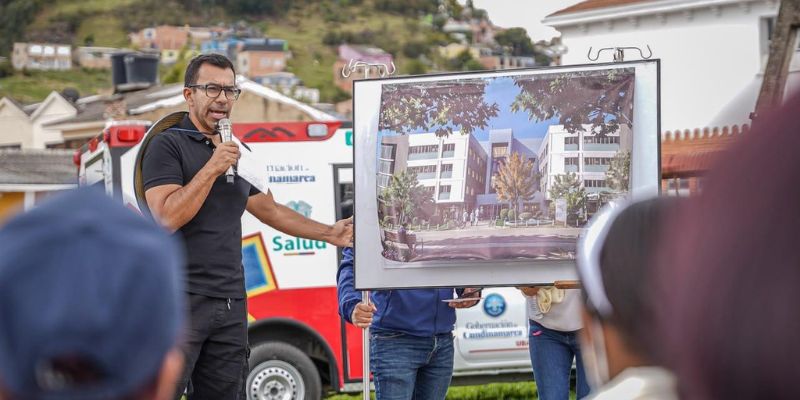 Gobernador anunciando la construcción del Hospital regional en Ubate
