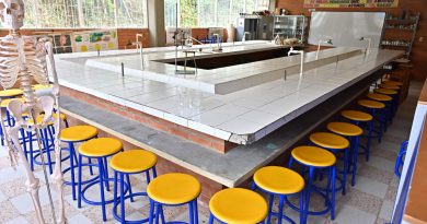 Alianza entre Corona y la Gobernación de Cundinamarca mejorarán 106 sedes educativas del departamento Mesas nuevas para restaurantes en los colegios públicos de Cundinamarca