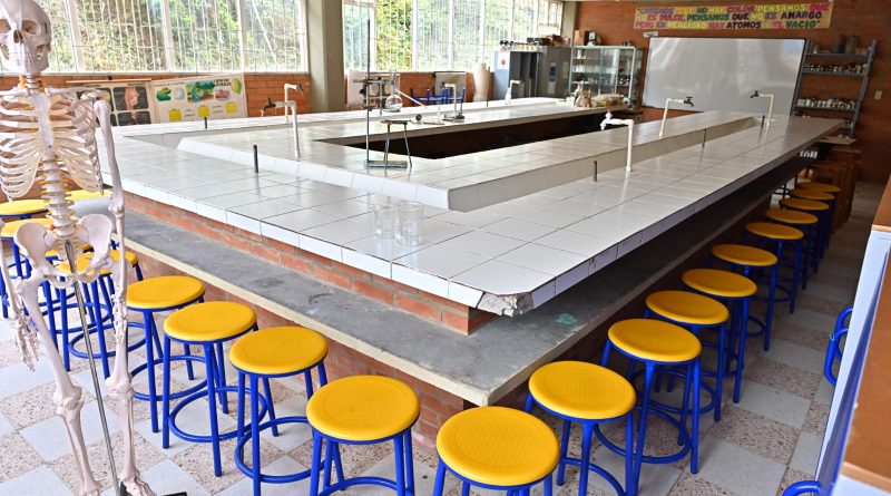 Mesas nuevas para restaurantes en los colegios públicos de Cundinamarca
