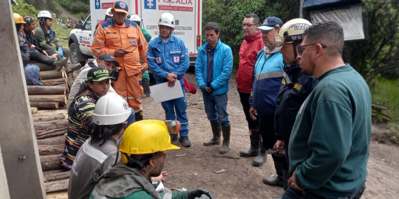 Equipo dando indicaciones de cultura a los directores de Ubaté