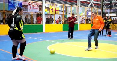 Alcalde de Chía jugando Fútbol