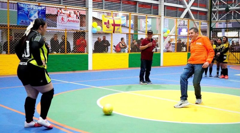 Alcalde de Chía jugando Fútbol