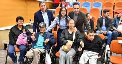300 nuevas ayudas técnicas apoyarán la autonomía de personas con discapacidad en Cundinamarca Grupo de personas que recibieron sillas de ruedas en Cundinamarca