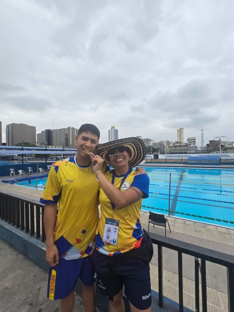 César Augusto Gómez, campeón Panamericano, y Jonathan Zambrano, medallista de bronce en los Juegos Panamericanos de la Juventud Sorda en Guayaquil.