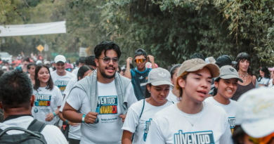 La Vega recibió participantes de todo el departamento en una jornada de cinco kilómetros que cerró con lluvia de color, música en vivo y una feria de emprendimientos, como parte del Mes Departamental de las Juventudes 2026.