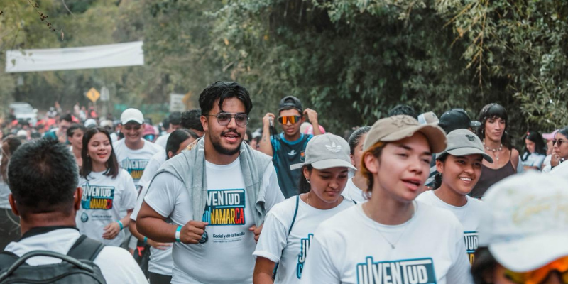 La Vega recibió participantes de todo el departamento en una jornada de cinco kilómetros que cerró con lluvia de color, música en vivo y una feria de emprendimientos, como parte del Mes Departamental de las Juventudes 2026.