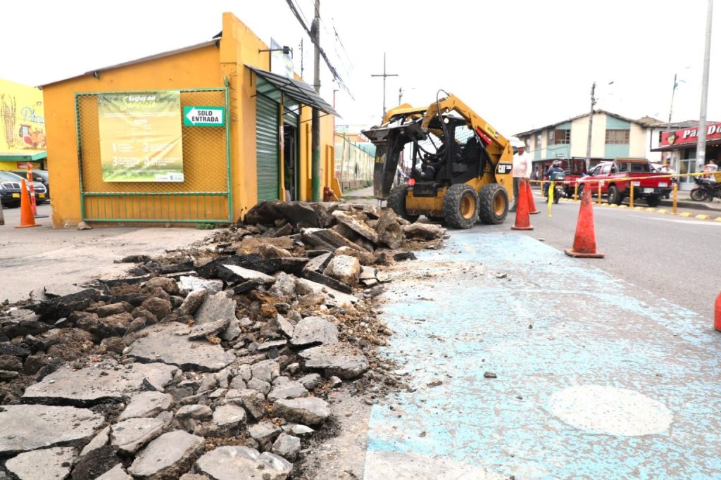 Reparcheo en frío, corte de área afectada, demolición, cargue y retiro de área afectada, imprimación, nivelación y compactación.