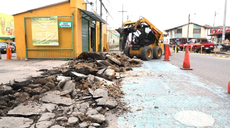 Reparcheo en frío, corte de área afectada, demolición, cargue y retiro de área afectada, imprimación, nivelación y compactación.