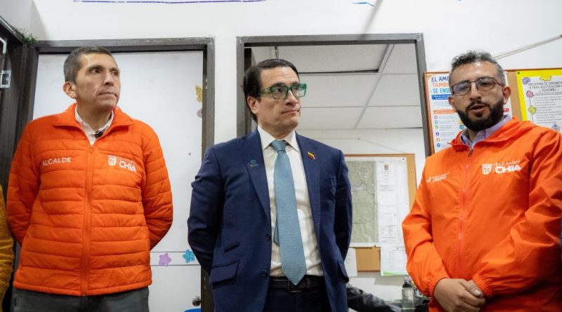 Alcalde con los Directovos de Casa de Justicia