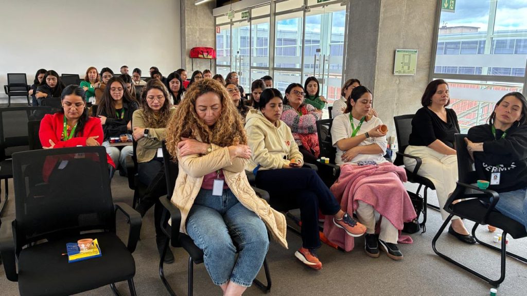 Prevenir las violencias por razones de sexo y género también implica cuestionar aquellas ideas y comportamientos que, con el tiempo, pueden normalizar relaciones desiguales. Con este propósito, la Dirección de Derechos y Resolución de Conflictos de Chía desarrolló el taller “Transformando Estereotipos”, un espacio orientado a fortalecer la autonomía y el empoderamiento de las mujeres.