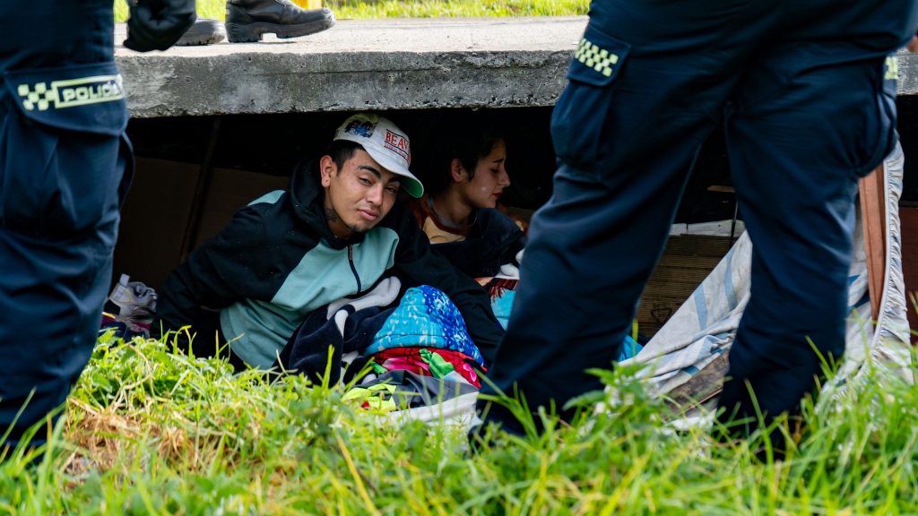 personas debajo del puente