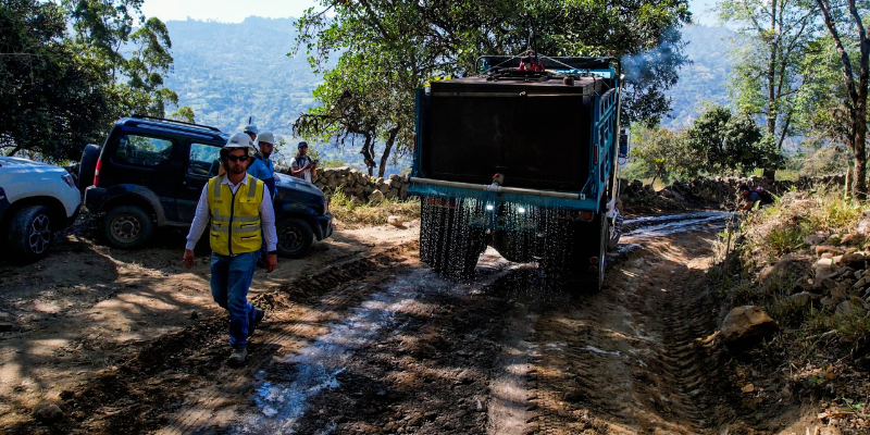 Maquinaria pesada en las vías de Cundinamarca