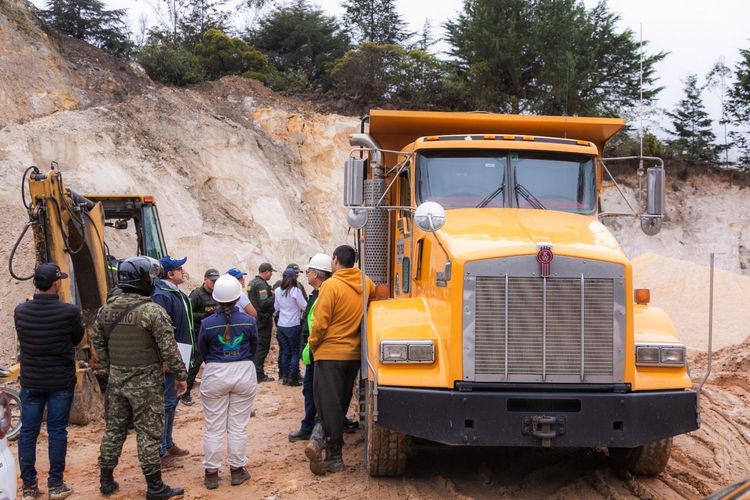 Maquinaria de mineria ilegal en Chocontá