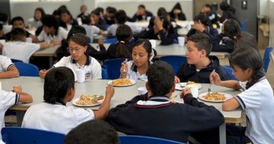 Estudiantes comiendo en el PAE