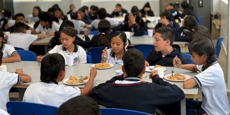Estudiantes comiendo en el PAE