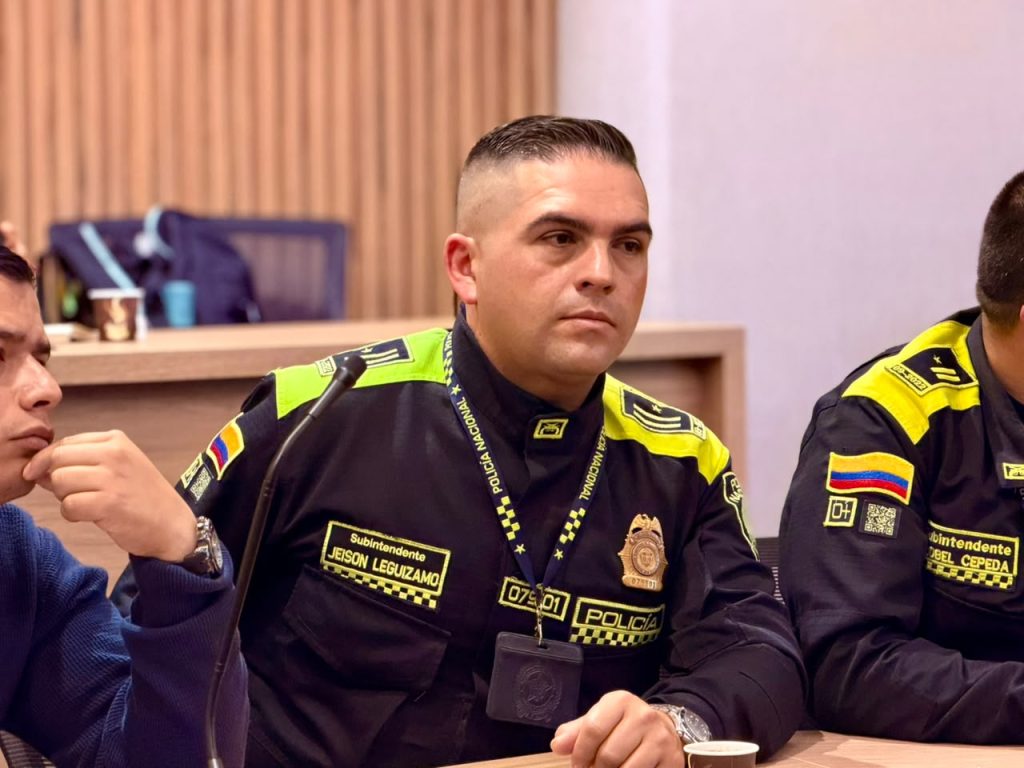 Policías en mesa de trabajo con el Gobernador de Cundinamarca