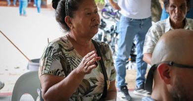 Productores de Girardot acceden directamente a programas, incentivos y alternativas de financiación para el campo Mujer campesina interviniendo en rueda de negocios