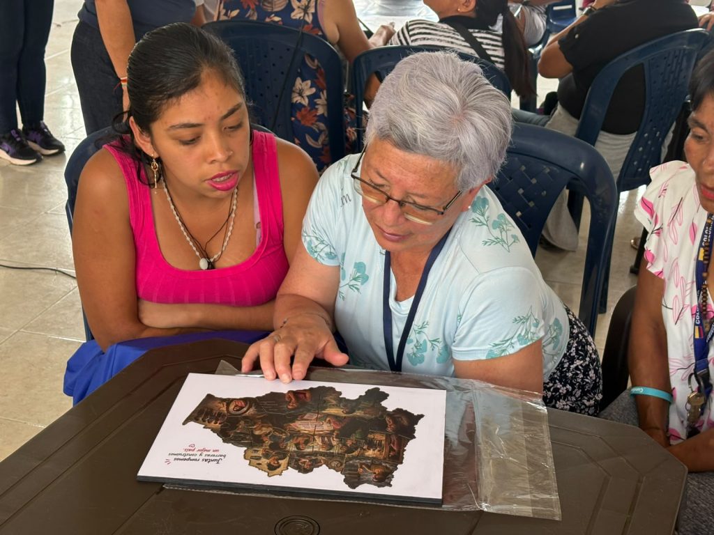 Mujer leyendo un mapa