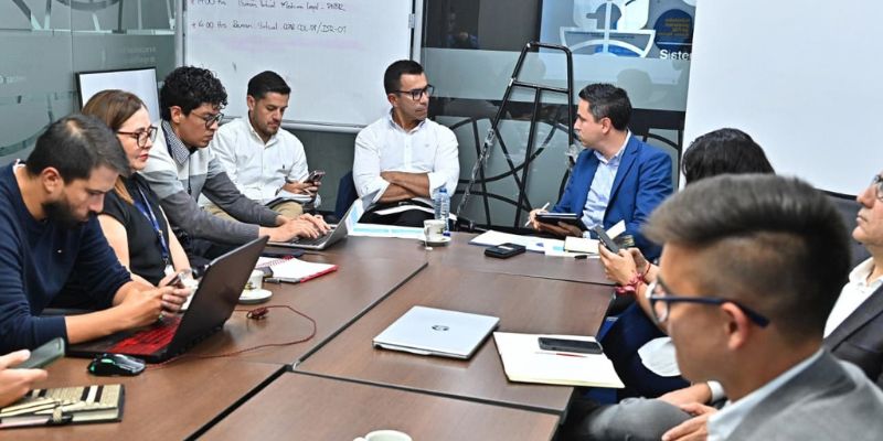 Los compromisos incluyen gestiones para el puente Ocal, un convenio por $12.000 millones, monitoreo en la subcuenca del río Negro, apoyo con maquinaria y soluciones de vivienda y reasentamiento.