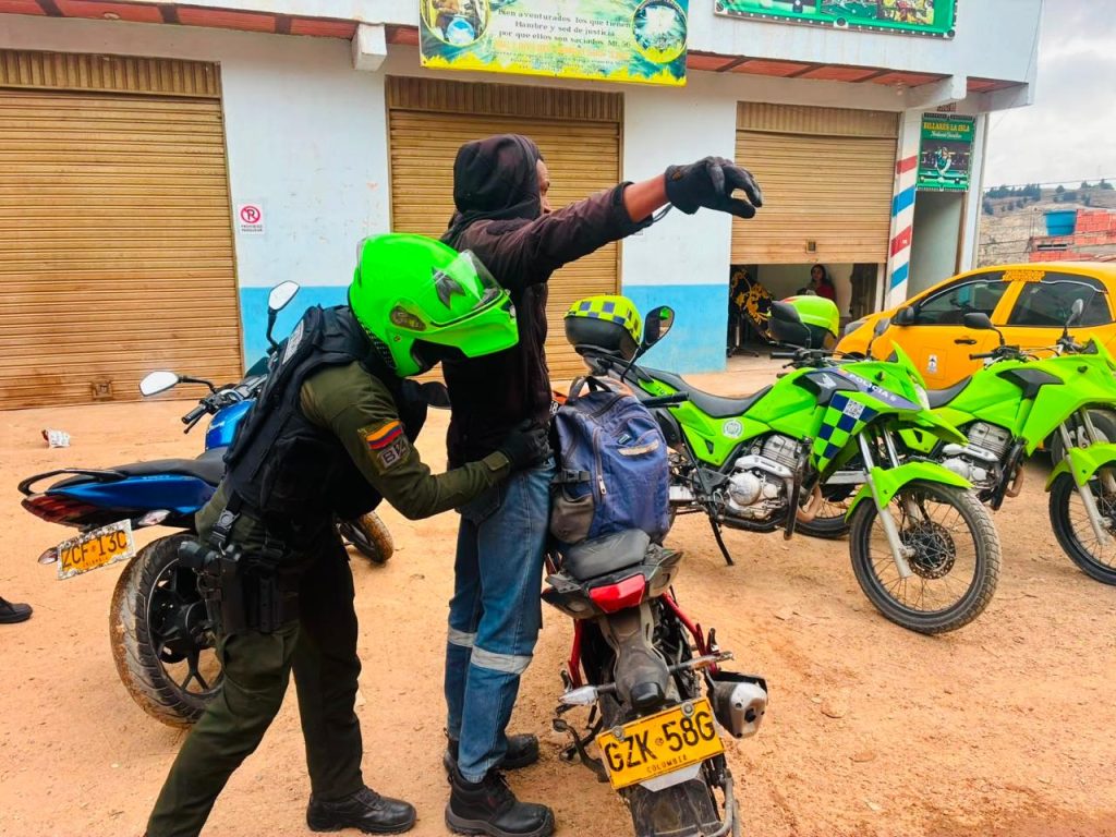 Policias requisando personas en Cundinamarca