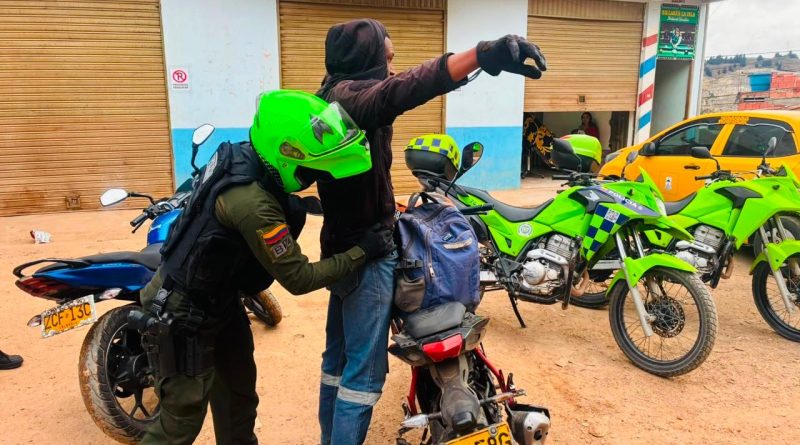 Cundinamarca reduce homicidios, hurto al comercio y delitos sexuales en sus 116 municipios Policias requisando personas en Cundinamarca