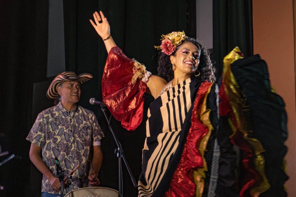 Mujer Afro bailando musica tradicional