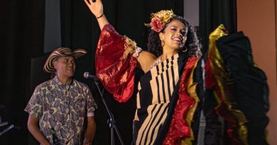 Mujer Afro bailando musica tradicional