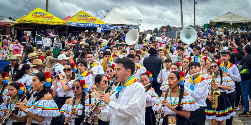 Banda sinfónica de Chía tocando en Paipa