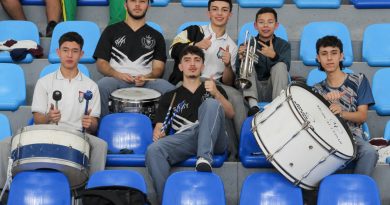 nunca pide cambio y no se cansa. Juega desde la tribuna, con bombo, platillos y una trompeta.